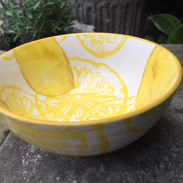 schüssel mit zitronenmotiv